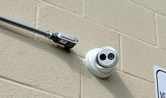 Cámara domo instalada en muro