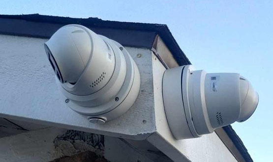 Cámaras instaladas en alero de una casa