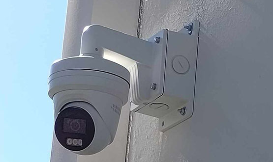 Cámara con soporte de pared en exterior